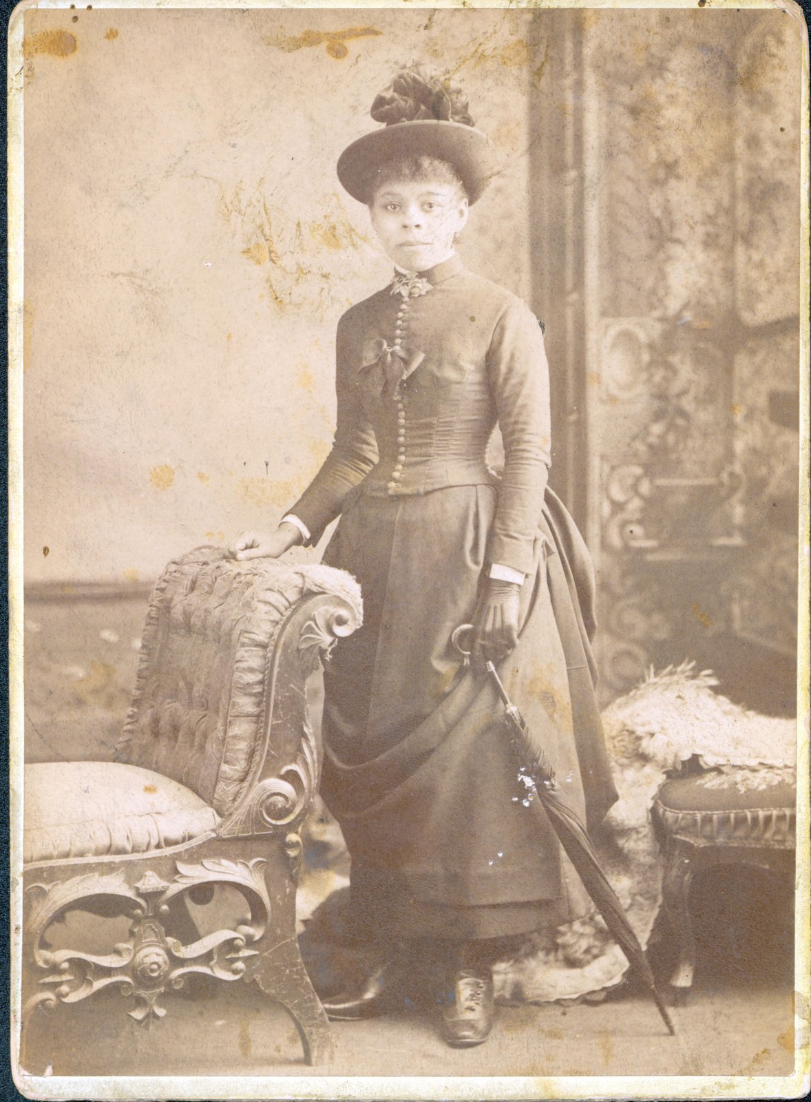 A cabinet card portrait of a young Mary Tyrell (later Bell). The photograph is believed to be from the 1880s or 1890s. Courtesy the Brock University James A. Gibson Special Collections & Archives.