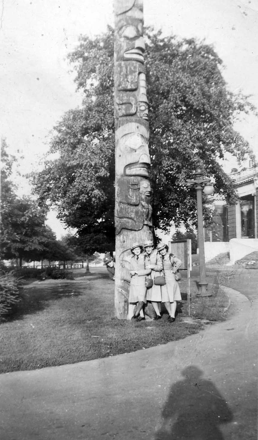 Private Ruth Finley with her CWAC comrades, posing with a totem pole. Courtesy the Kawartha Lakes Public Library Digital Archive.