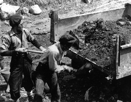 Men at work on the internment camp near Schreiber. Courtesy the Schreiber Public Library.