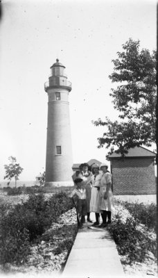 Middle Island: Family at Lighthouse