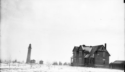 Middle Island:  Lighthouse and Keeper's Quarters