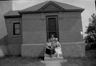 Middle Island: Esther Hartlep and Ladies at Lighthouse