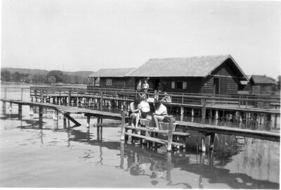 032 Lodgings and dock on river