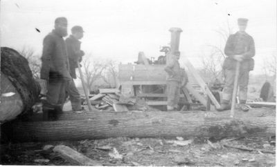 621 Four lumbermen with steam log splitter