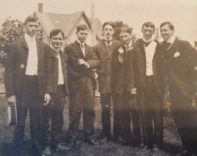 Group photo in front of Mrs Lennox's Boarding House