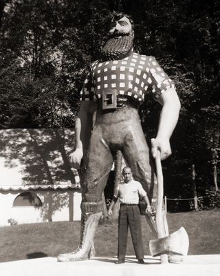 Frank Simpson at the Paul Bunyan Statue