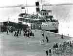 Steamship "Modjeska" and passengers at the Wharf, Aldershot, ca 1919