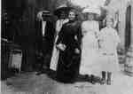 Grace and Queen Garry with friends, ca 1910