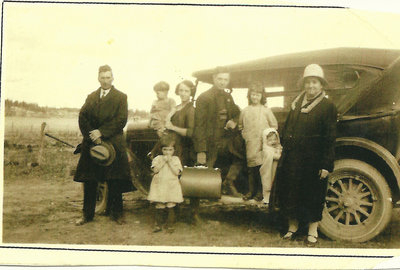 Raphael,Annette, Aurore & Léon Giroux, Joseph Legault, Jeanne Giroux, bébé inconnu & Mme Joseph Legault