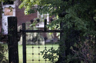 Maple Leaf Gate, Mariposa Township