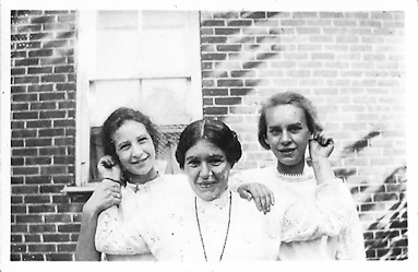 Josephine Hamilton and sisters, c1914