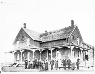 La famille Antoine Quesnel devant leur domicile