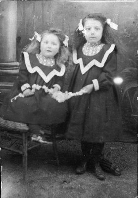 Mme Alexina St-Pierre et Mme Ida St-Pierre