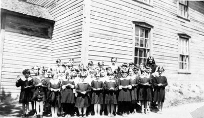 Groupe d'élèves et institutrice à l'école primaire de Limoges