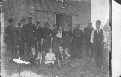 Un groupe de personnes devant la maison Lauzon à Lemieux