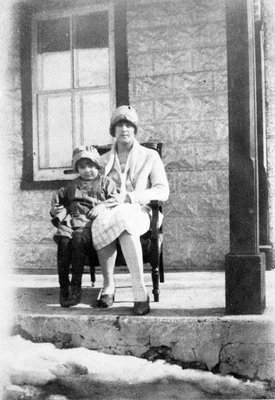 Mme Béatrice Pilon (enfant) et sa mère Evelyne