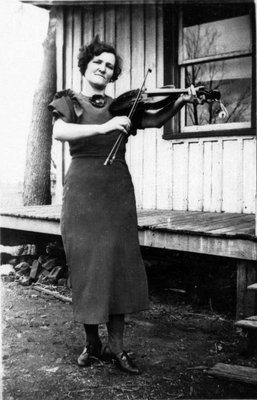 Yvonne Delisle jouant du violon