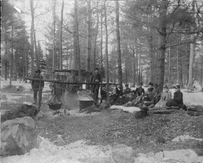 Un groupe de personnes à la cabane à sucre