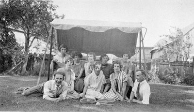 Famille Wilson; photo de groupe sur la balançoire