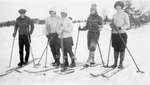 Un groupe de skieurs de randonnée