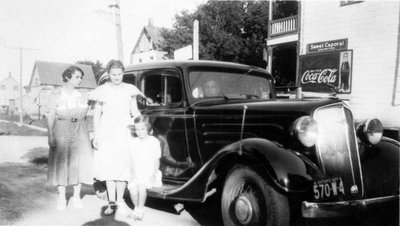 Madame Laurencia Potvin devant l'hôtel du coin