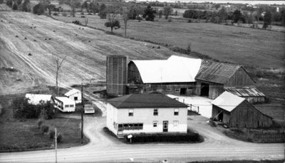 Ferme de Thomas Charbonneau bâtie par son père Alphonse en 1864.