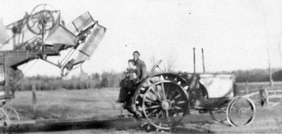 Lionel Boileau travaillant à la ferme de Léo Chabot