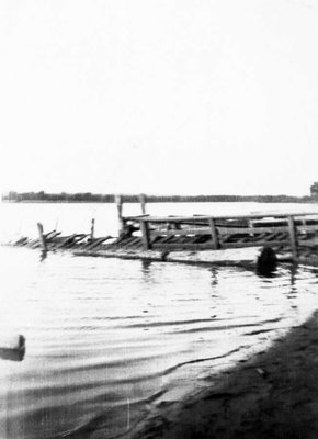 quai pour accoster la barque traversière de Clarence (le Chaland)