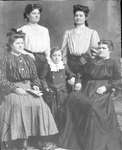 Mme Bussière Drouin, Mathilde, Marie et Céline, ainsi qu'un enfant