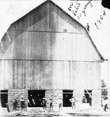 Construction de la grange chez les Boileau.