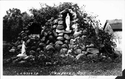 Grotte de la Vierge construite à l'avant de la maison Leclair à l'occassion du congrès Marial.