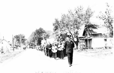 Procession de la fête Dieu conduite par Antoine Leclair.