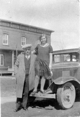 M. Caron et Mme Gratton devant une chevrolet 1929