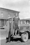 M. Caron et Mme Gratton devant une chevrolet 1929