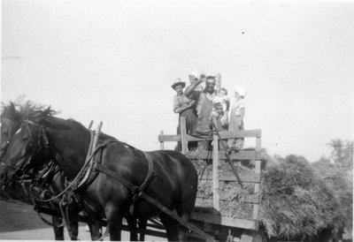 Famille Gratton sur la charette à foin