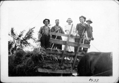 Famille Gratton sur la charette à foin