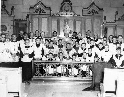 Mgr Vachon et les enfants de choeur de Wendover