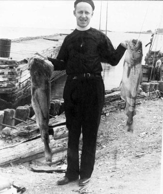 Réal de Varennes exhibant les produits de sa pêche