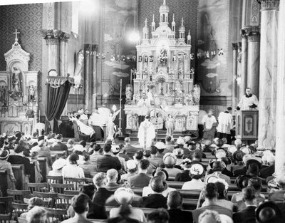 Cérémonie religieuse à l'intérieur de l'église de Wendover