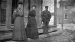 Mme Conningham et sa soeur devant le magasin général Conningham