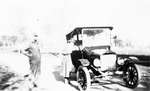 M. et Mme Aldège Conningham à côté de leur première voiture (ford 1919)