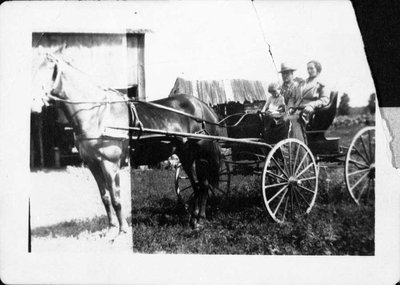 M. Brunet avec sa fille et son épouse