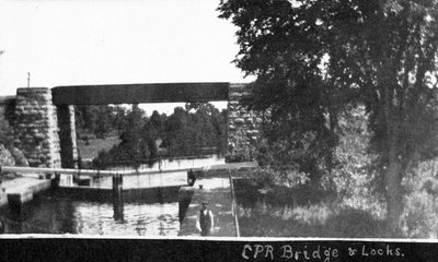 Le pont du Canadian Pacific et l'écluses de Smith Falls