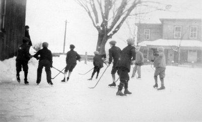 Patinoire et joueurs de hockey.