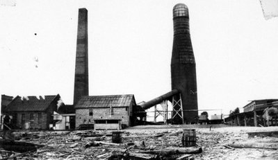 Cheminées servant à bruler les déchets et la sciure de bois de la Scierie W. C. Edwards.