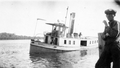 Le bateau &quot;Russell&quot; qui remorquait le bois de la rivière Gatineau au moulin à scies Edwards.