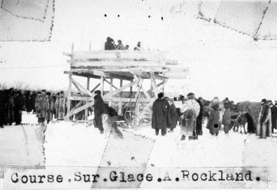 Les employés du moulin Edwards participant à une course sur glace.