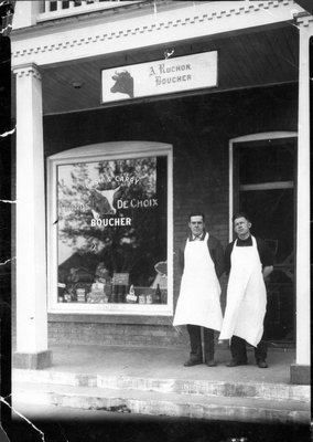 Alfèche et René Rochon (gauche à droite) devant la Boucherie Alfèche Rochon.