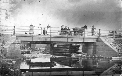 Joseph Schryer et sa famille sur le pont Lafontaine.