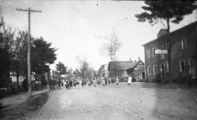 Procession sur la rue du cimetière (actuelle rue Laurier).